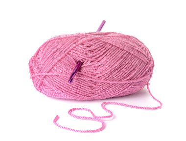 Örgü ipliği ve örgü kancası beyaz arka planda