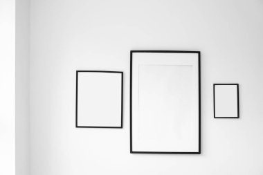 Duvarda asılı boş fotoğraf çerçeveleri