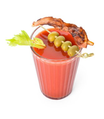 Beyaz arka planda domuz pastırması ve zeytinle süslenmiş bir bardak Bloody Mary kokteyli.