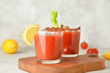 Kanlı Mary kokteyli ve arka planda pastırmayla süslenmiş bir pano.