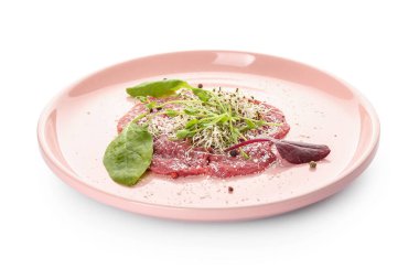 Beyaz arka planda lezzetli dana etli carpaccio.