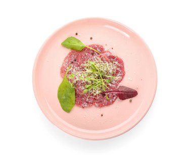 Beyaz arka planda lezzetli dana etli carpaccio.