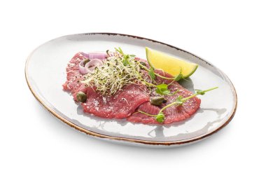 Beyaz arka planda lezzetli dana etli carpaccio.