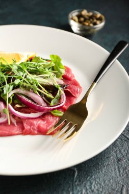 Koyu arkaplanlı lezzetli dana eti, yakın plan.