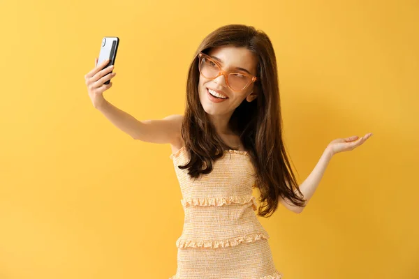 Snygg Ung Kvinna Med Stort Huvud Tar Selfie Färg Bakgrund — Stockfoto