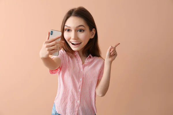 Šťastná Mladá Žena Velkou Hlavou Přičemž Selfie Barevném Pozadí — Stock fotografie