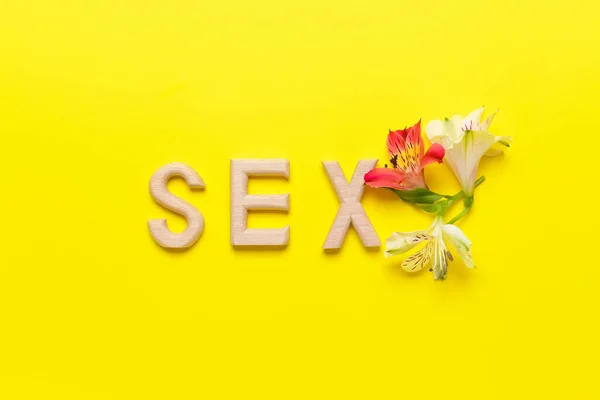 Palavra Sex Com Flores Fundo Cor — Fotografia de Stock