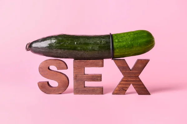 Palavra Sex Pepino Preservativo Sobre Fundo Cor — Fotografia de Stock