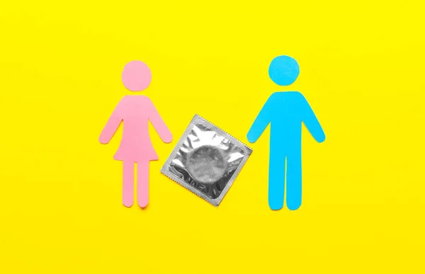 Ženské Mužské Postavy Kondomem Barevném Pozadí Erotický Koncept — Stock fotografie