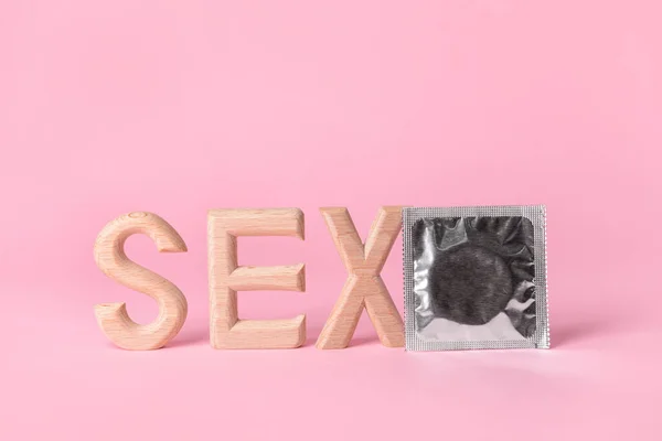 Palavra Sex Com Preservativo Sobre Fundo Cor — Fotografia de Stock
