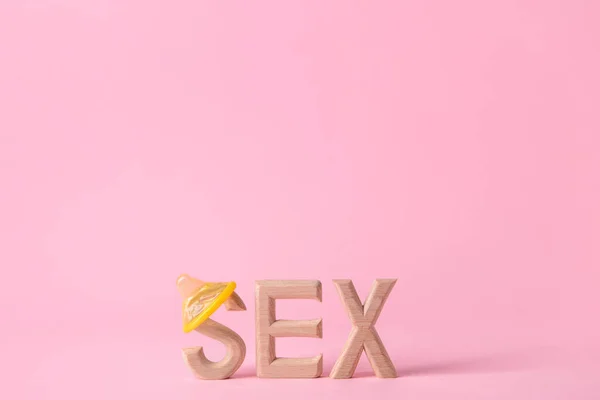 Word Sex Med Kondom Färg Bakgrund — Stockfoto