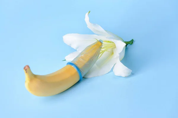 Banán Óvszerben Virág Színes Háttérrel Erotikus Fogalom — Stock Fotó