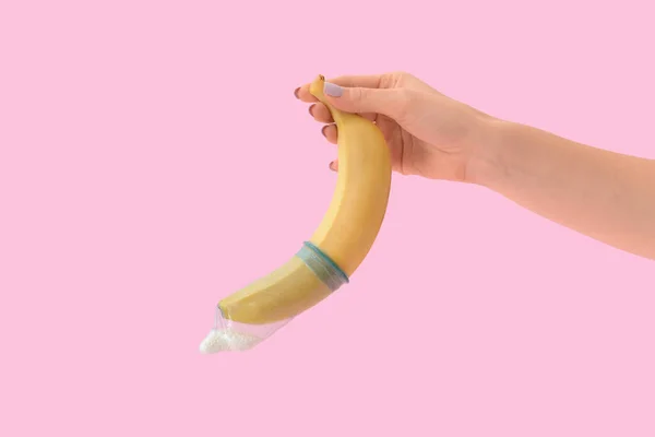 Női Kéz Banánnal Óvszerben Színes Háttérrel Erotikus Fogalom — Stock Fotó