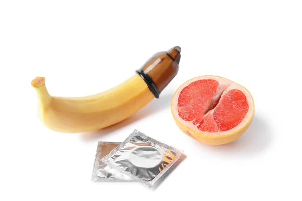 Banane Und Grapefruit Mit Kondomen Auf Weißem Hintergrund Erotisches Konzept — Stockfoto