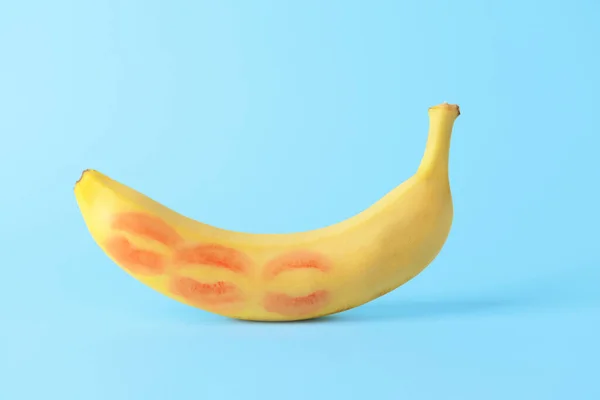 Banana Con Stampe Labbra Sfondo Colori Concetto Erotico — Foto Stock