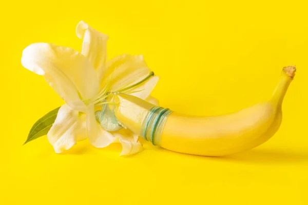 Banana Preservativo Fiore Sfondo Colori Concetto Erotico — Foto Stock