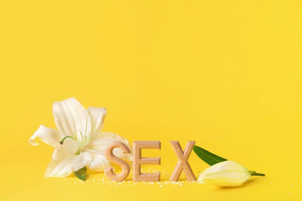 Word Sex Och Lilly Blommor Färg Bakgrund — Stockfoto