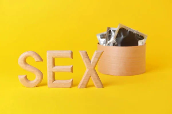 Palavra Sex Com Preservativos Sobre Fundo Cor — Fotografia de Stock