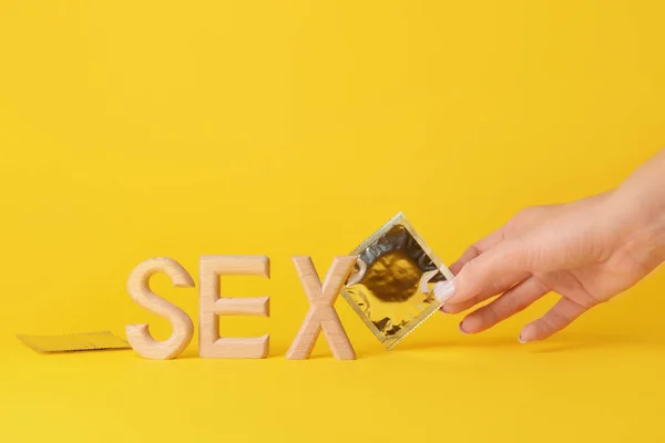 Kvinna Hand Med Kondomer Och Ord Sex Färg Bakgrund — Stockfoto