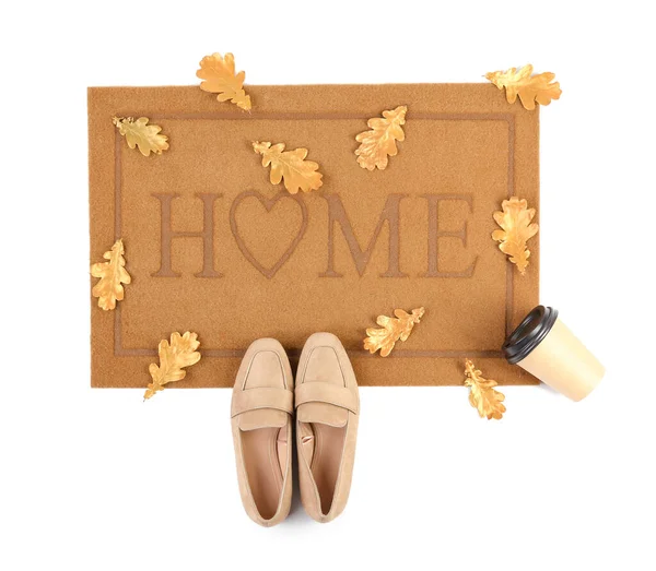 Doormat Com Xícara Café Sapatos Fundo Branco — Fotografia de Stock