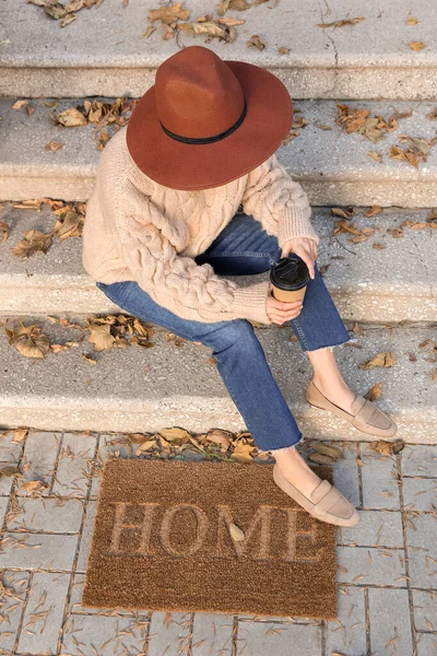 Mujer Con Taza Café Sentado Cerca Entrada Casa Día Otoño —  Fotos de Stock