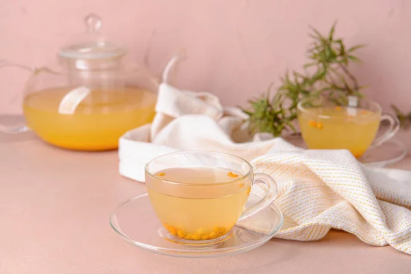 Tasse Gesunder Sanddorntee Auf Farbigem Hintergrund — Stockfoto