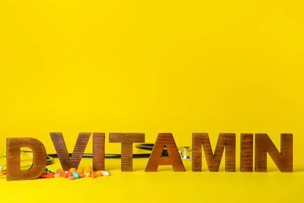 Szöveg Vitamin Tabletták Színes Háttér — Stock Fotó