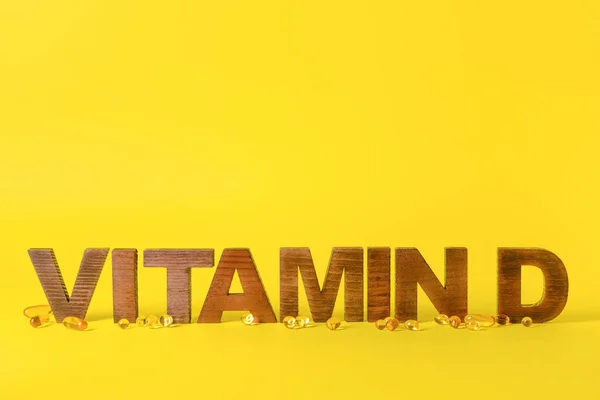 Texto Vitamina Con Pastillas Sobre Fondo Color —  Fotos de Stock