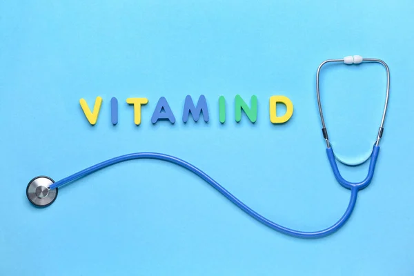 Renk Arkaplanında Steteskop Bulunan Metin Vitamin — Stok fotoğraf