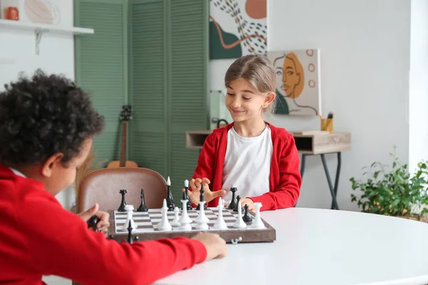 Roztomilé Děti Hrají Doma Šachy — Stock fotografie
