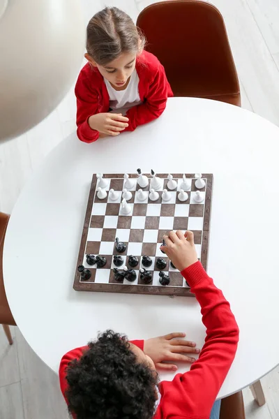 Χαριτωμένα Παιδιά Παίζουν Σκάκι Στο Σπίτι — Φωτογραφία Αρχείου