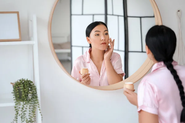 Hermosa Mujer Asiática Aplicando Crema Baño — Foto de Stock