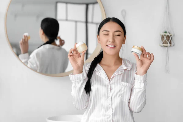 Hermosa Mujer Asiática Con Frascos Crema Baño — Foto de Stock