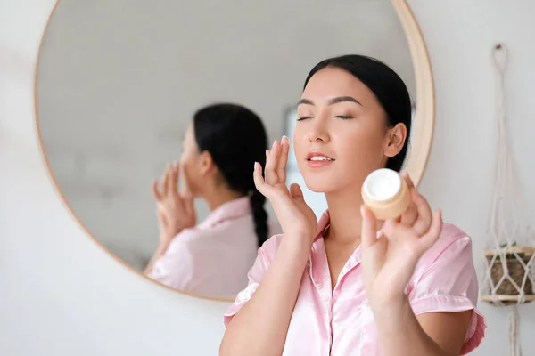 Hermosa Mujer Asiática Aplicando Crema Baño — Foto de Stock