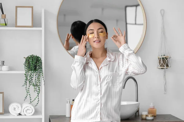 Beautiful Asian Woman Applying Eye Patches Bathroom — Stock Photo, Image