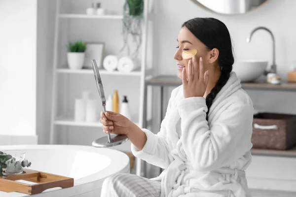 Hermosa Mujer Asiática Aplicando Parches Bajo Los Ojos Baño — Foto de Stock