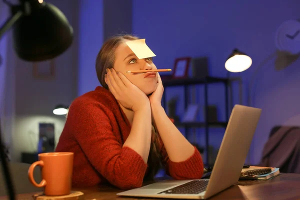 Freelancer Femenina Que Trabaja Casa Hasta Altas Horas Noche —  Fotos de Stock