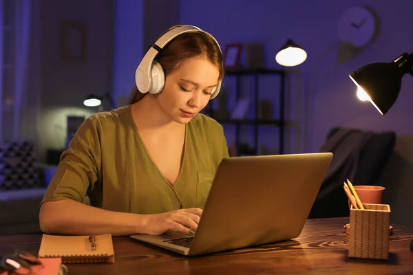 Female Freelancer Working Home Late Evening — Stock Photo, Image