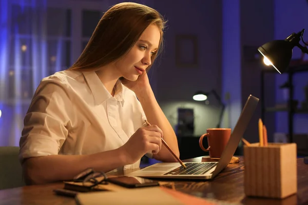 Freelancer Feminino Trabalhando Casa Tarde Noite — Fotografia de Stock