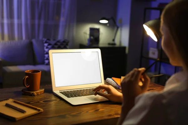 Kvinnlig Frilansare Arbetar Hemma Sent Kvällen — Stockfoto