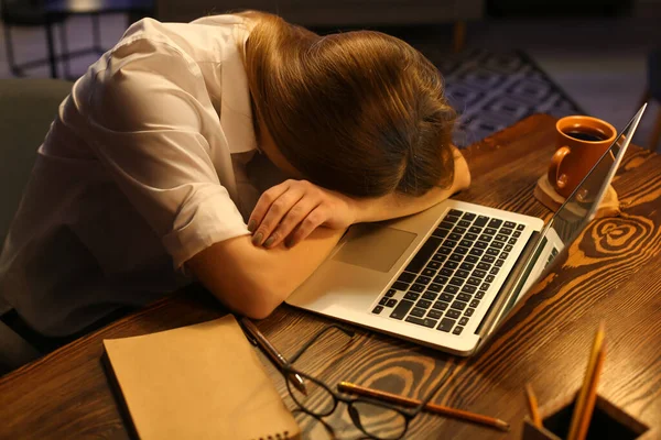 Vrouwelijke Freelancer Slapen Aan Tafel Laat Avond — Stockfoto