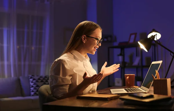 Kvinnlig Frilansare Arbetar Hemma Sent Kvällen — Stockfoto