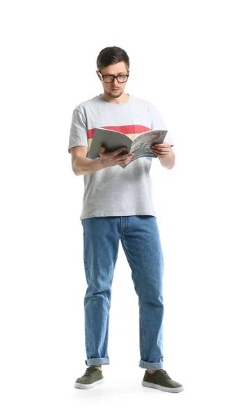 Hombre Guapo Leyendo Revista Sobre Fondo Blanco — Foto de Stock