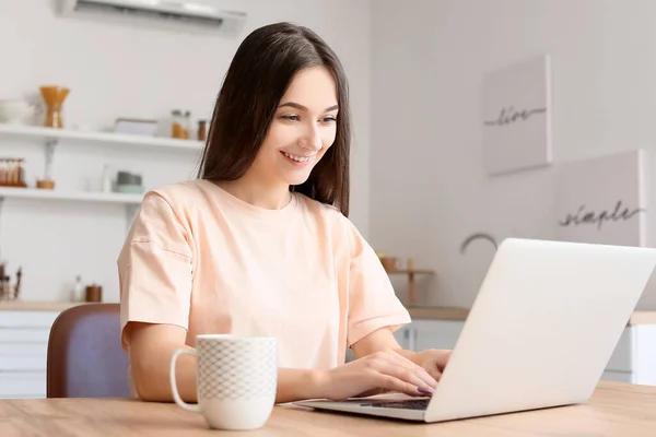 Young Woman Using Laptop Kitchen — Stock Photo, Image
