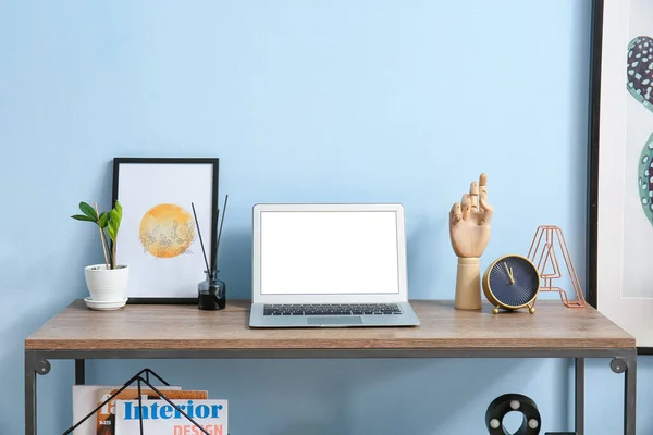 Stylish Workplace Laptop Wooden Hand Color Wall — Stock Photo, Image