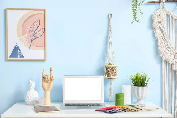 Laptop Och Trä Hand Bord Nära Färg Vägg — Stockfoto