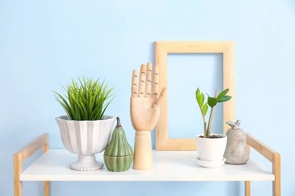 Wooden Hand Decor Shelf Color Wall — Stock Photo, Image