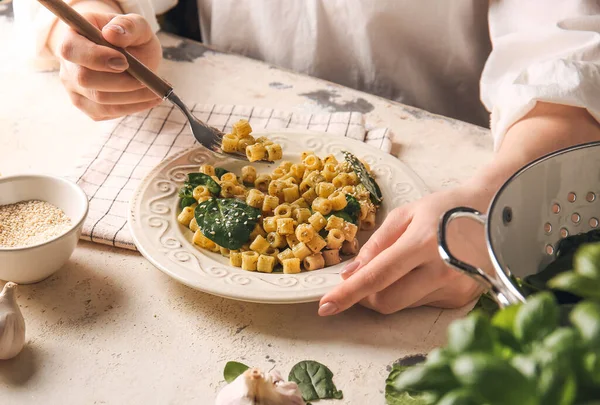 Masada Ispanaklı Sağlıklı Makarna Yiyen Bir Kadın — Stok fotoğraf