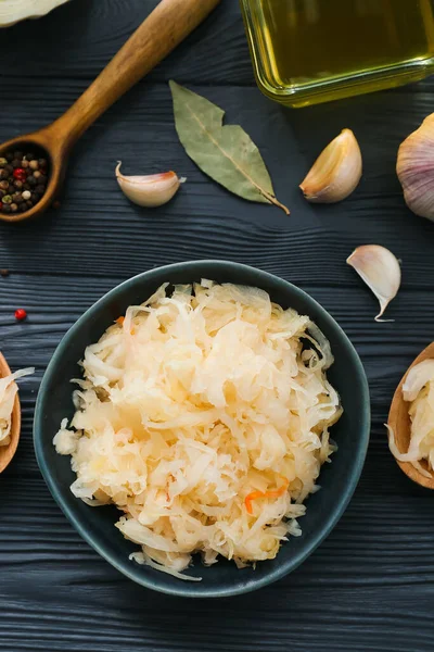 어두운 배경에 맛있는 사우어크 라우트 조우하라 — 스톡 사진