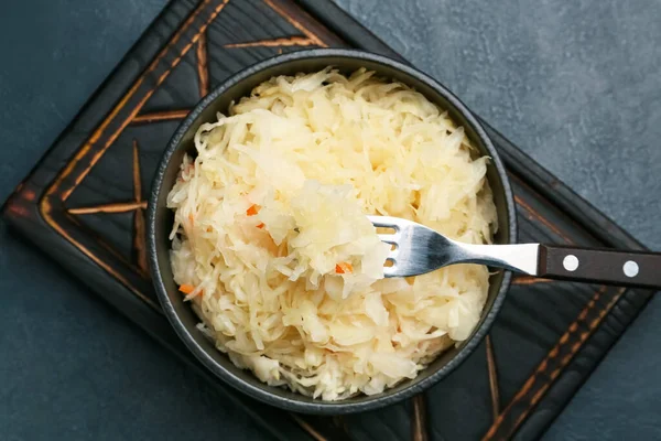 Tigela Com Chucrute Saboroso Fundo Escuro — Fotografia de Stock